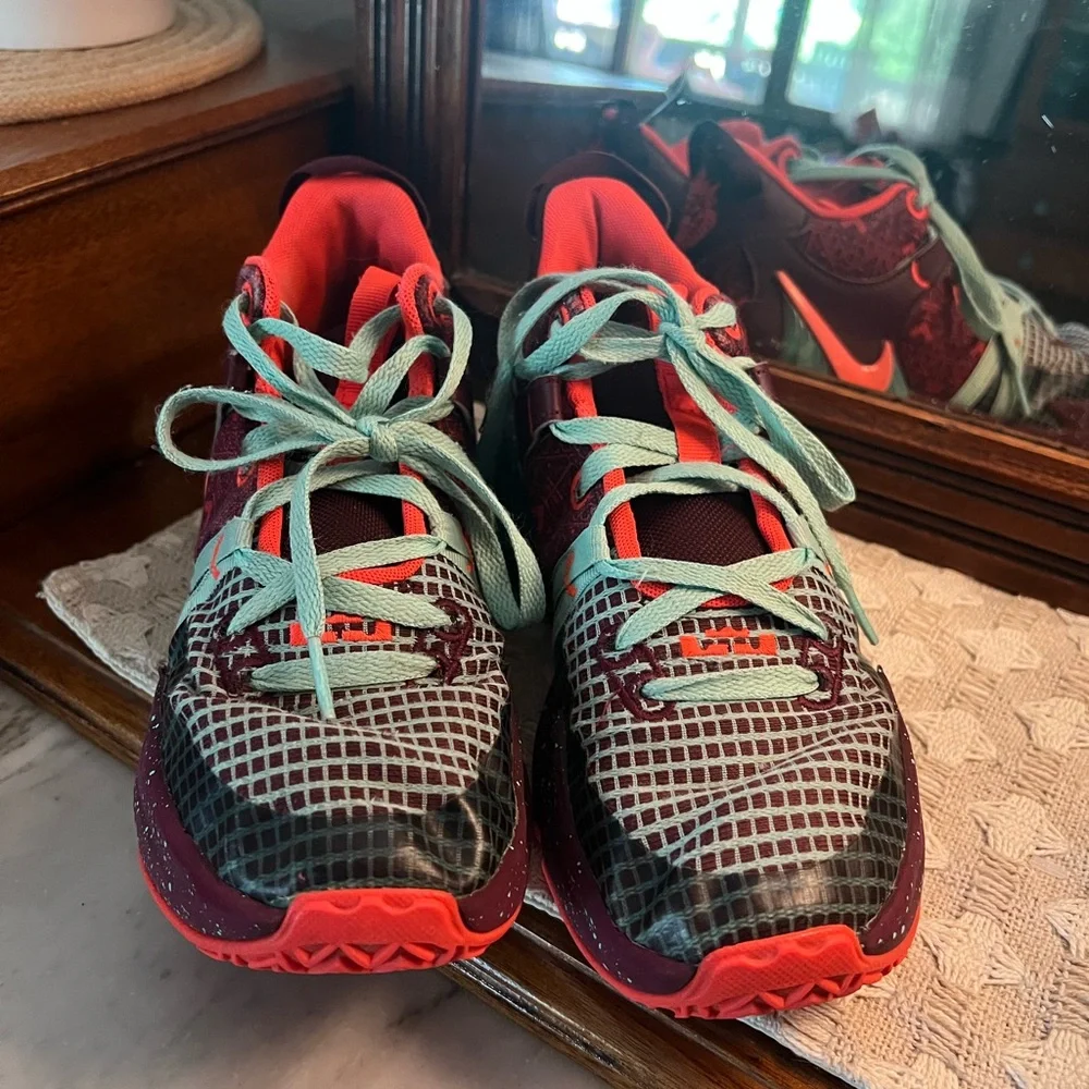 NIKE Classic LeBron Witness 7 SE Athletic Basketball Shoes Teal Red Boys Sz 5.5Y